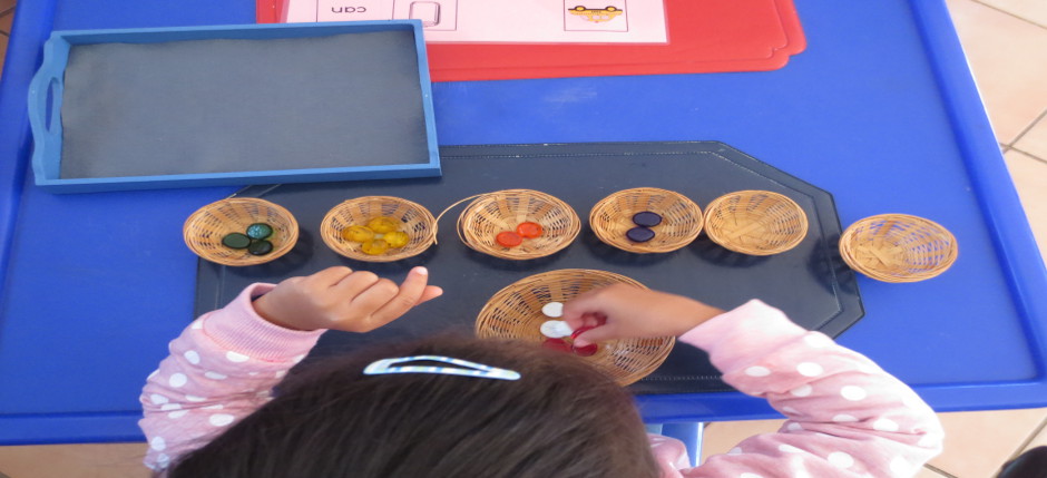 Kid leaners to sort colours